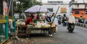 Pedagang berjualan diluar