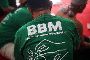 Warga Rw 01 Cipadu tetap antusias kendati mengantri dalam kegiatan tersebut