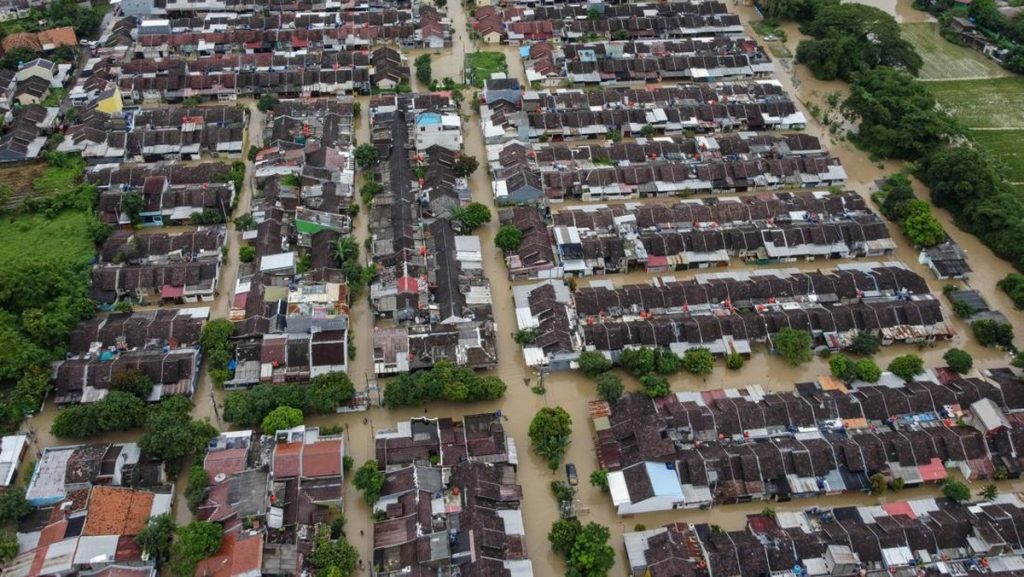 Sebanyak 501 warga terpaksa meninggalkan rumah mereka yang kini tak ubahnya kolam raksasa