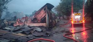 Damkar Tangerang tundukann Si Jagomerah di [eristiwa kebakaran Galeong Karawaci Kota Tangerang