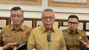 Wali Kota Tangsel Benyamin Davnie saat memberikan keterangan pers di Gedung Puspemkot Tangsel mengenai penanganan sampah di wilayah Ciputat dan Serpong yang masuk kategori kritis di tahun 2026