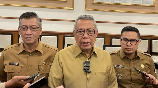 Wali Kota Tangsel Benyamin Davnie saat memberikan keterangan pers di Gedung Puspemkot Tangsel mengenai penanganan sampah di wilayah Ciputat dan Serpong yang masuk kategori kritis di tahun 2026