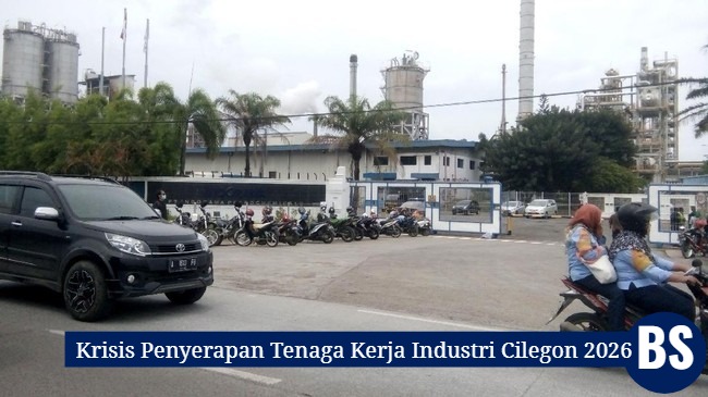 Pemandangan kawasan industri petrokimia Cilegon dengan latar belakang pemukiman warga, melambangkan tantangan penyerapan tenaga kerja lokal dan kesenjangan kompetensi di tahun 2026