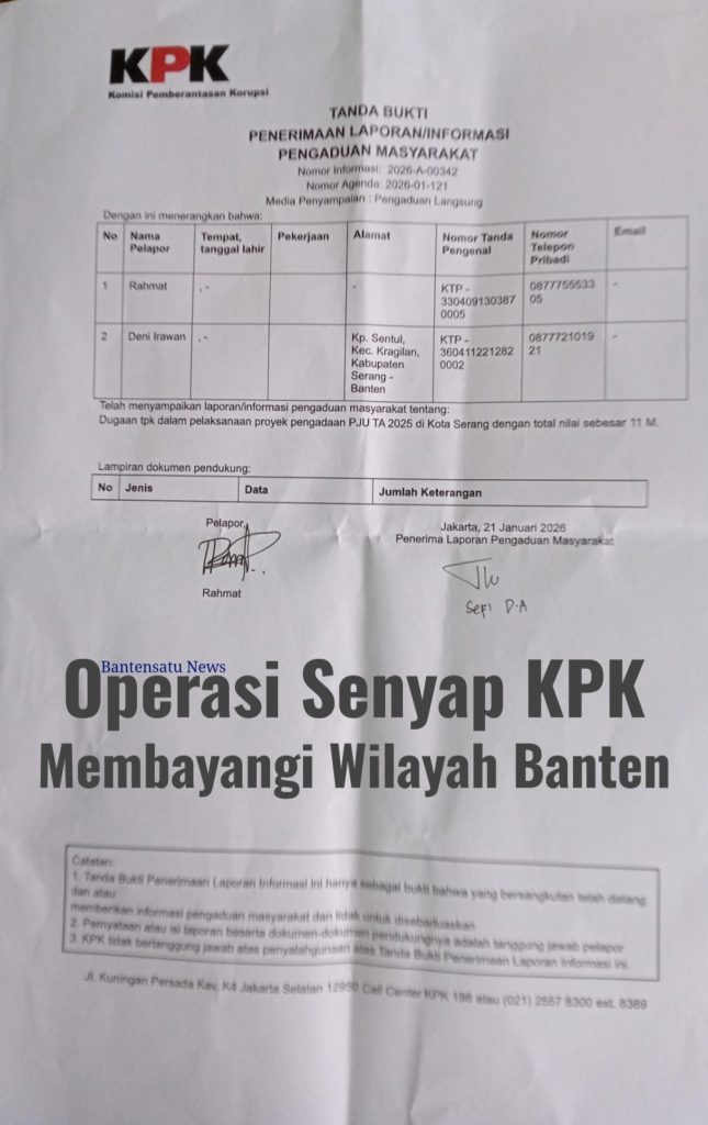 Ketua LSM Geram Banten Kota Serang Rahmat, S.H. menunjukkan berkas laporan dugaan korupsi PJU di depan Gedung Merah Putih KPK RI Jakarta, 21 Januari 2026
