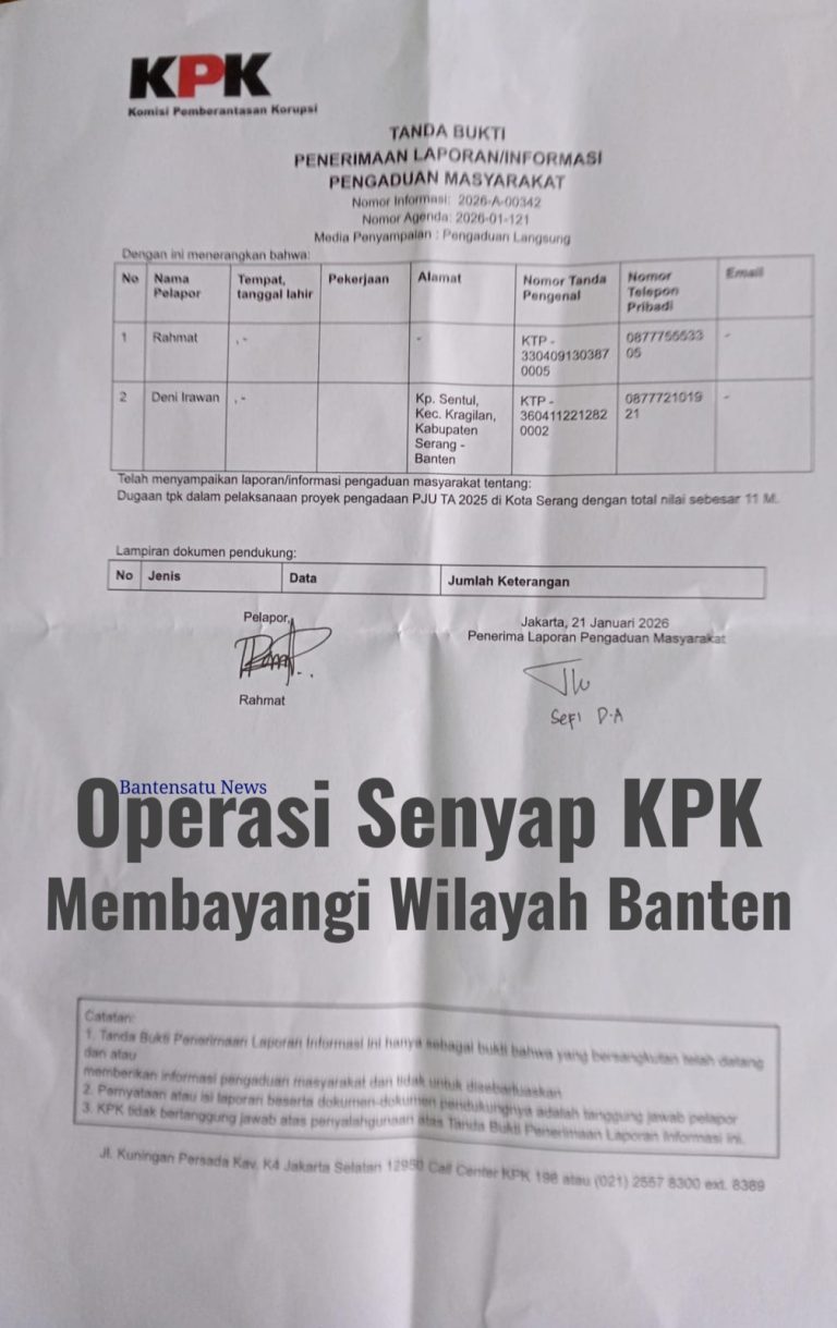 Ketua LSM Geram Banten Kota Serang Rahmat, S.H. menunjukkan berkas laporan dugaan korupsi PJU di depan Gedung Merah Putih KPK RI Jakarta, 21 Januari 2026
