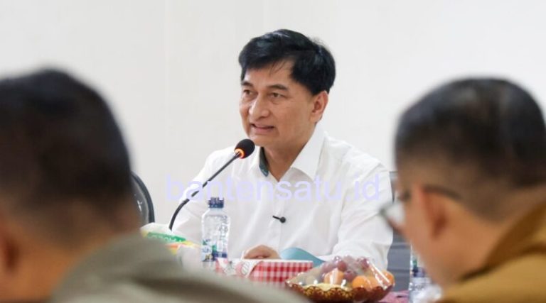 Wakil Gubernur Banten Ahmad Dimyati Natakusumah memberikan pernyataan tegas mengenai moratorium izin pertambangan saat ditemui wartawan di Serang, 22 Januari 202