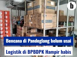 "Suasana gudang logistik BPBDPK Kabupaten Pandeglang yang mulai kosong saat cuaca ekstrem melanda wilayah Banten, Kamis 22 Januari 2026.