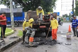 Proses perbaikan jalan nasional di Jalan Benteng Betawi Kota Tangerang oleh tim teknis sebagai tindak lanjut aduan masyarakat melalui aplikasi pelayanan publik