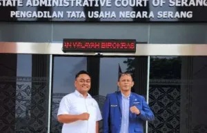 Maman Mauludin didampingi kuasa hukum saat mendaftarkan gugatan terhadap Wali Kota Cilegon di Kantor PTUN Serang