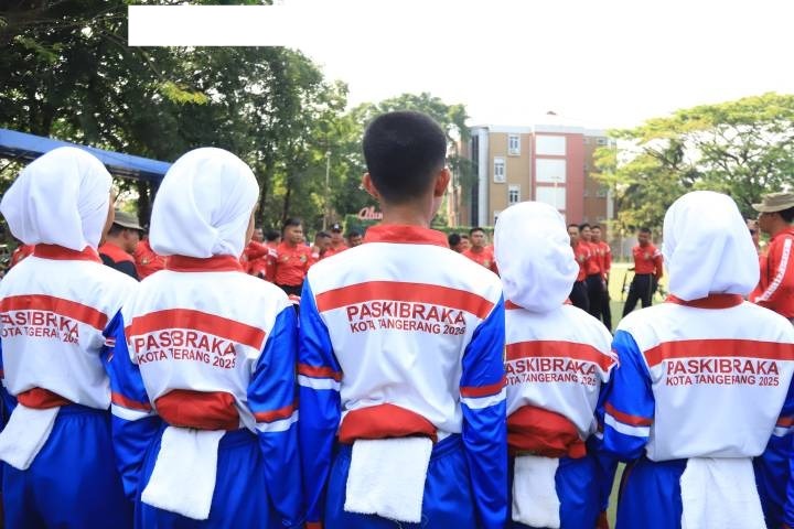 Ilustrasi formasi Paskibraka saat bertugas dan tangkapan layar laman resmi pendaftaran paskibraka.bpip.go.id sebagai panduan bagi calon peserta.