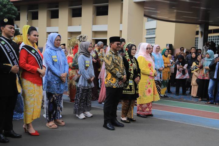 Prosesi palang pintu yang menyambut kedatangan rombongan pengantin pria dalam acara Tangerang Ngebesan di depan Gedung Pusat Pemerintahan Kota Tangerang.