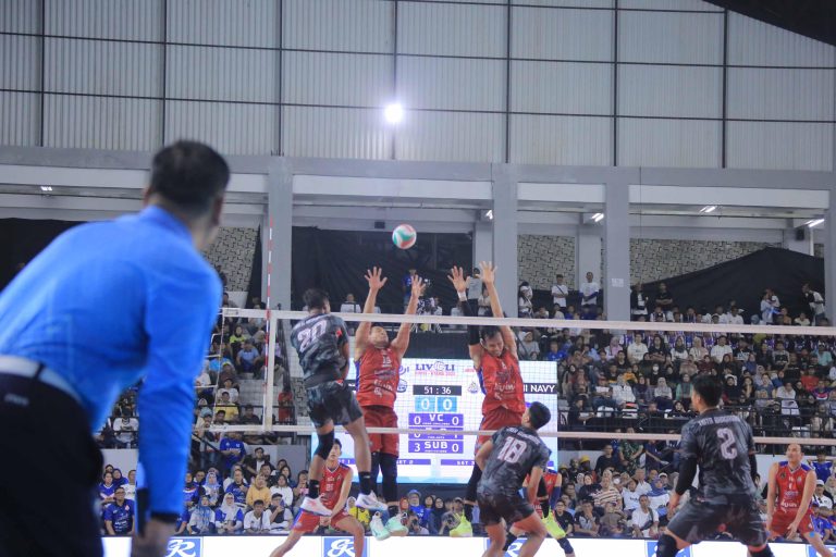Atmosfer latihan intensif atlet voli muda Kota Tangerang di GOR Jatiuwung menjelang Kejurda Banten U-18.