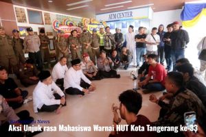 Wakil Wali Kota Tangerang Maryono Hasan berdialog secara akrab dengan perwakilan mahasiswa di lobi Gedung Puspemkot Tangerang saat peringatan HUT ke-33