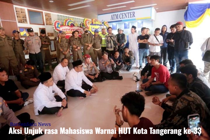 Wakil Wali Kota Tangerang Maryono Hasan berdialog secara akrab dengan perwakilan mahasiswa di lobi Gedung Puspemkot Tangerang saat peringatan HUT ke-33