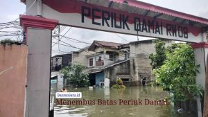 Evakuasi warga menggunakan perahu karet di tengah banjir mencapai atap rumah di Perumahan Periuk Damai Tangerang, Maret 2026.