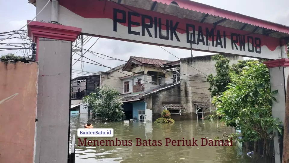 Evakuasi warga menggunakan perahu karet di tengah banjir mencapai atap rumah di Perumahan Periuk Damai Tangerang, Maret 2026.
