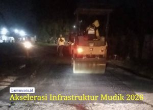 Pekerja Dinas PUPR Kota Tangerang memperbaiki jalan aspal di Karawaci jelang mudik Idulfitri 1447 Hijriah.