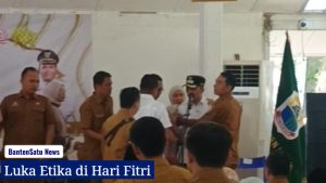 Suasana tegang saat sejumlah pihak melerai Wakil Bupati Lebak Amir Hamzah yang berusaha menghampiri Bupati Hasbi Jayabaya di mimbar Pendopo.