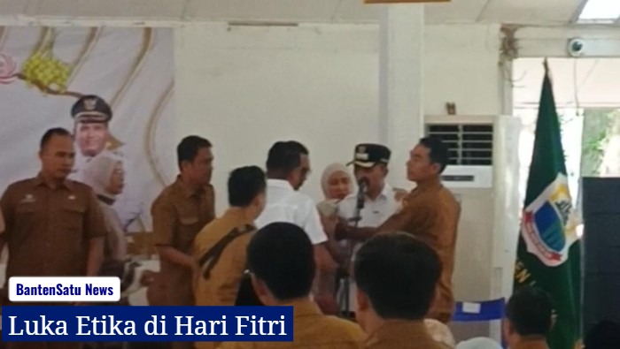 Suasana tegang saat sejumlah pihak melerai Wakil Bupati Lebak Amir Hamzah yang berusaha menghampiri Bupati Hasbi Jayabaya di mimbar Pendopo.