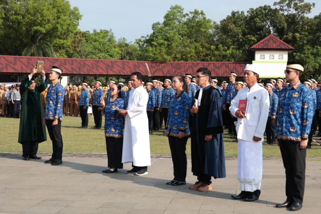Suasana pelantikan dan pengambilan sumpah 472 PNS Kabupaten Tangerang oleh Bupati Maesyal Rasyid di Lapangan Raden Aria Yudhanegara