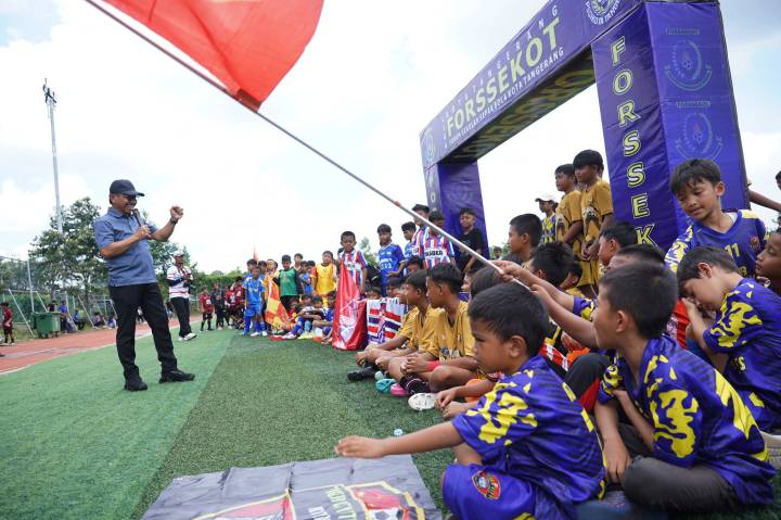 Wali Kota Tangerang H. Sachrudin melakukan tendangan bola pertama menandai pembukaan Liga FORSSEKOT 2026 di hadapan ribuan pemain muda SSB.