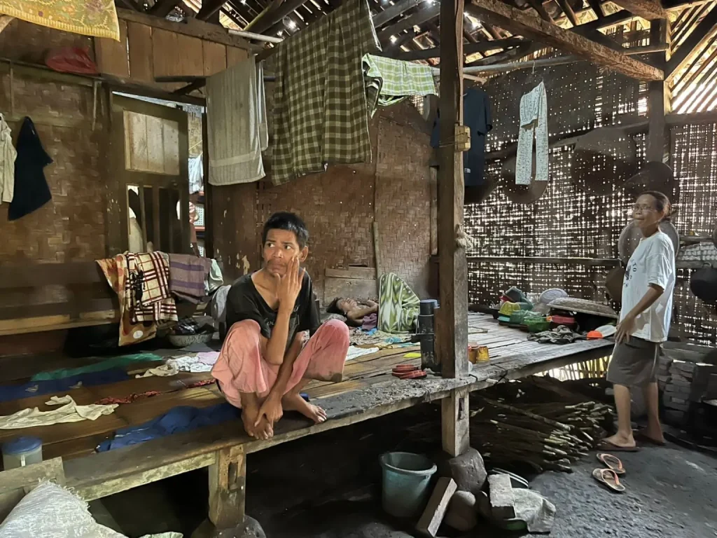 Kolase foto warga di puing rumah roboh Kecamatan Kemiri dan suasana pembuatan NIB di Pasar Anyar Tangerang.