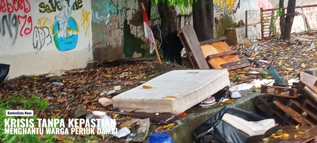 Kondisi pengungsian warga Periuk Damai di Masjid Al-Jihad dan tanggul yang jebol di tengah hujan lebat.