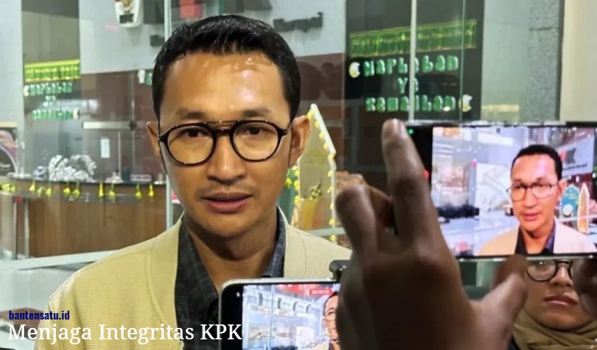 KPK bersama Polda Metro Jaya menangkap 4 pegawai KPK gadungan di Jakarta Barat yang memeras anggota DPR dengan modus pengaturan perkara. Barang bukti USD17.400 diamankan.