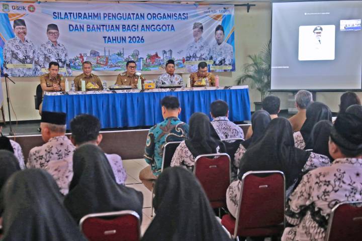 Suasana silaturahmi penguatan organisasi PGRI di Gedung Guru Kota Tangerang yang dihadiri oleh tenaga pendidik.