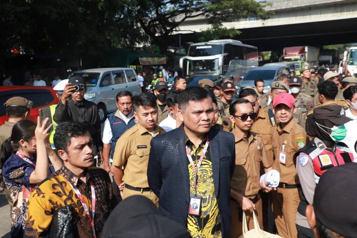 Petugas Satpol PP dan alat berat saat melakukan proses pengosongan lahan eks SDN Rawa Bokor yang didasari dokumen legalitas sah.