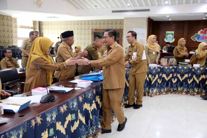 Potret suasana penyerahan SK Pensiun di Ruang Akhlakul Karimah Kota Tangerang yang nampak formal dan khidmat.