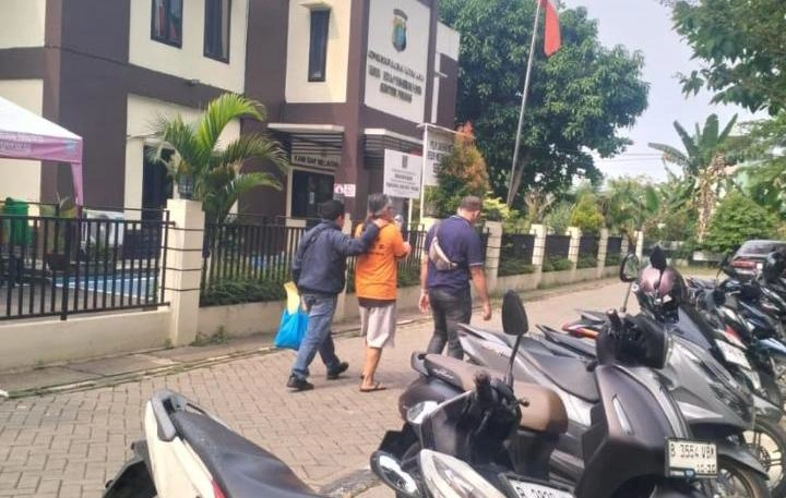 Pintu masuk Polsek Pinang sebagai lokasi penahanan tersangka penganiayaan petugas publik.