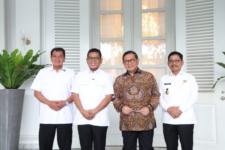 Foto bersama Gubernur Banten Andra Soni, Gubernur DKI Jakarta Pramono Anung, Bupati Tangerang Maesyal Rasyid, dan Wali Kota Tangerang Sachrudin saat melakukan pertemuan kerja di Balai Kota Jakarta.