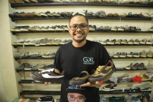 Suasana kesibukan di bengkel produksi sepatu milik Agus Eliawan di Karawaci, di mana para perajin muda sedang merakit sepatu berbahan canvas berkualitas.