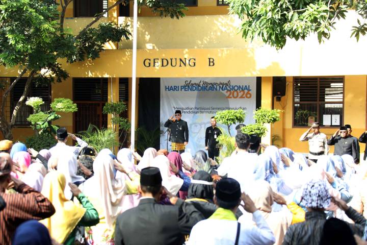 Wali Kota Tangerang Sachrudin pimpin upacara Hardiknas 2026 program Gampang Sekolah