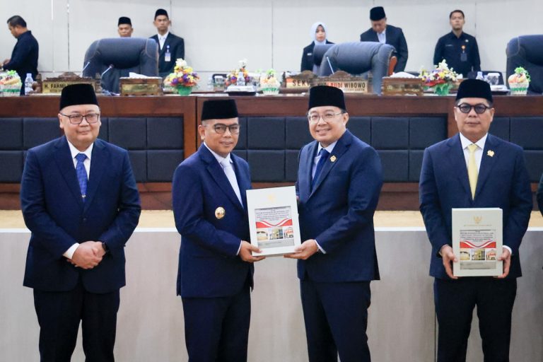 Gubernur Banten Andra Soni menerima dokumen LHP LKPD Tahun 2025 dengan opini WTP ke-10 berturut-turut dari Pimpinan V BPK RI Bobby Adhityo Rizaldi di DPRD Banten.