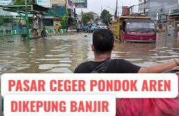 Banjir di depan Pasar Ceger Pondok Aren Tangerang Selatan menghambat arus lalu lintas.