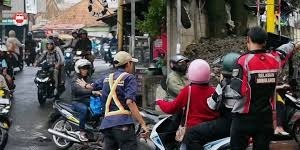 Bahaya perlintasan kereta api tanpa palang pintu di Banten meningkat akibat perluasan pemukiman.