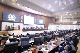 Suasana rapat paripurna DPRD Banten saat penyampaian rekomendasi atas LKPJ Gubernur Banten tahun anggaran 2025 yang menekankan pada penguatan sektor fiskal daerah.