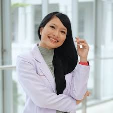 Dokter memberikan penjelasan mengenai pentingnya vaksinasi MMR bagi orang dewasa dalam sebuah seminar kesehatan.