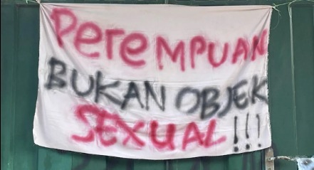 Polisi saat memberikan keterangan pers terkait penangkapan pelaku pencabulan anak di bawah umur.