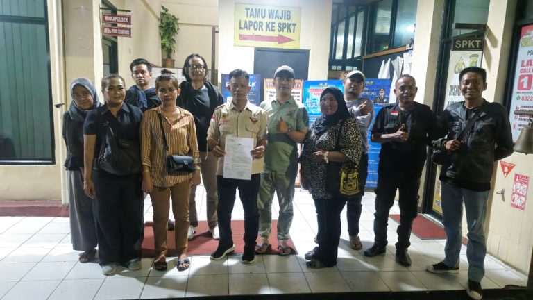 Kondisi pusat kuliner Pasar Lama Tangerang saat malam hari yang kontras dengan insiden kekerasan terhadap pedagang.