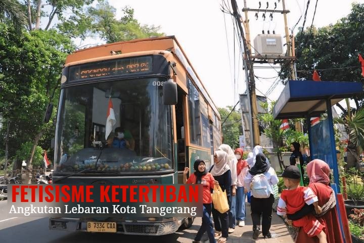Foto armada Bus Tayo Tangerang yang terparkir di dalam terminal saat sore hari menjelang malam.