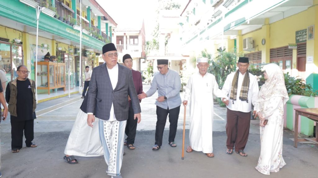 Wali Kota Tangsel Benyamin Davnie menyerahkan tali tuntung sapi kurban bantuan Presiden Prabowo kepada Ketua DKM Masjid Darul Hikmah Pamulang.