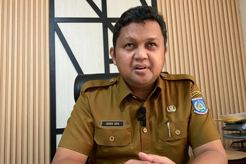 Kepala Dinas Dikbud Tangsel Deden Deni memaparkan bagan alur dan persyaratan teknis pendaftaran online SPMB 2026 dalam rapat sosialisasi.