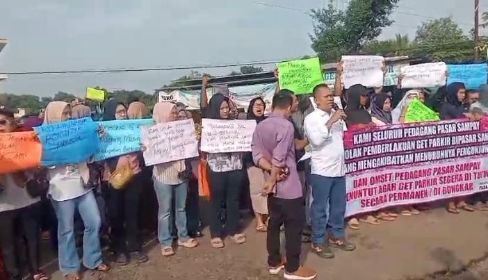 Suasana di depan Pasar Sampay Lebak pasca penghentian operasional gate parkir sebagai bentuk respons pemerintah terhadap aksi protes pedagang.