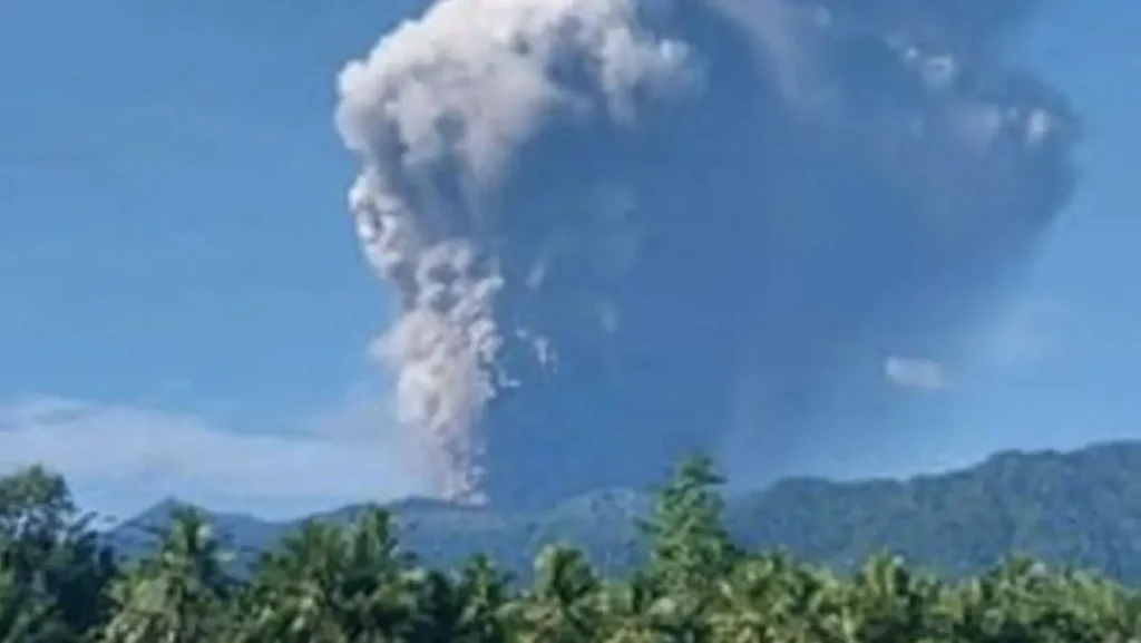 Visual kepulan asap tebal dan abu vulkanik yang membubung dari puncak Gunung Dukono saat proses pencarian berlangsung.