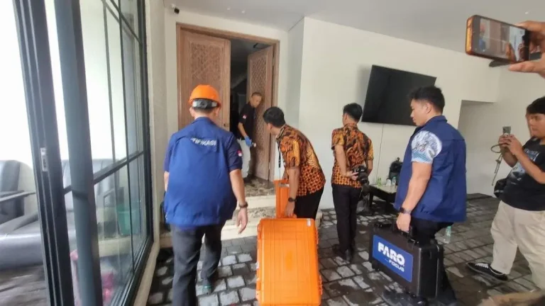 Evakuasi jenazah anggota BPK Haerul Saleh dari lokasi kebakaran di rumah pribadinya.
