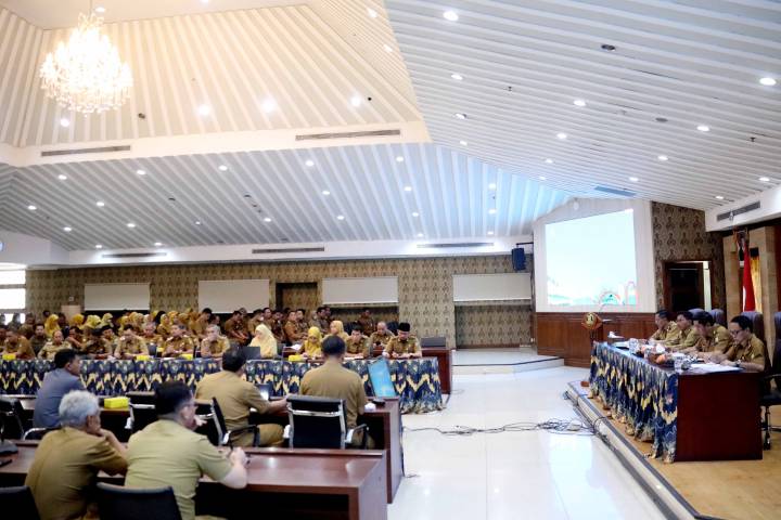 Wali Kota Tangerang H. Sachrudin memberikan arahan tegas dalam Rapat Evaluasi Kewilayahan di Gedung Puspem Kota Tangerang.