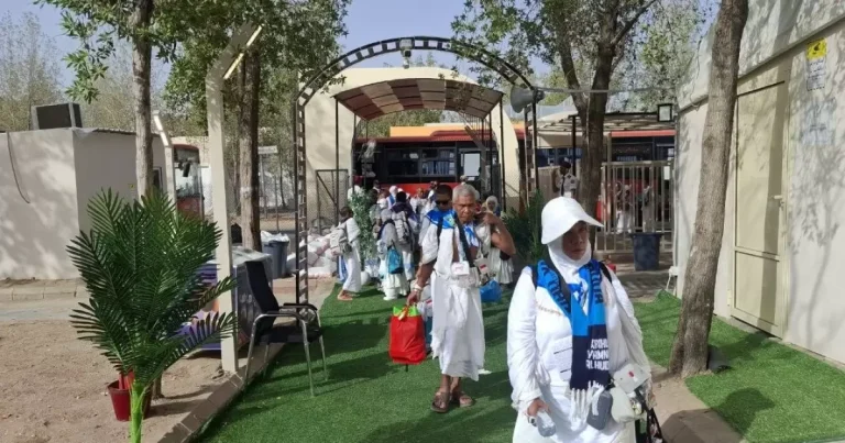 Jamaah haji Indonesia dengan pakaian ihram bersiap naik ke bus pengangkut menuju Padang Arafah dari hotel di Makkah.